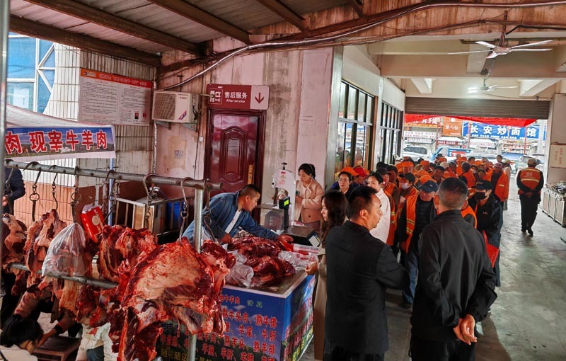 緻敬環衛工(gōng)，免費發牛肉