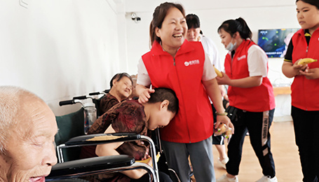 關愛老人(rén)，建業(yè)一直在行(xíng)動