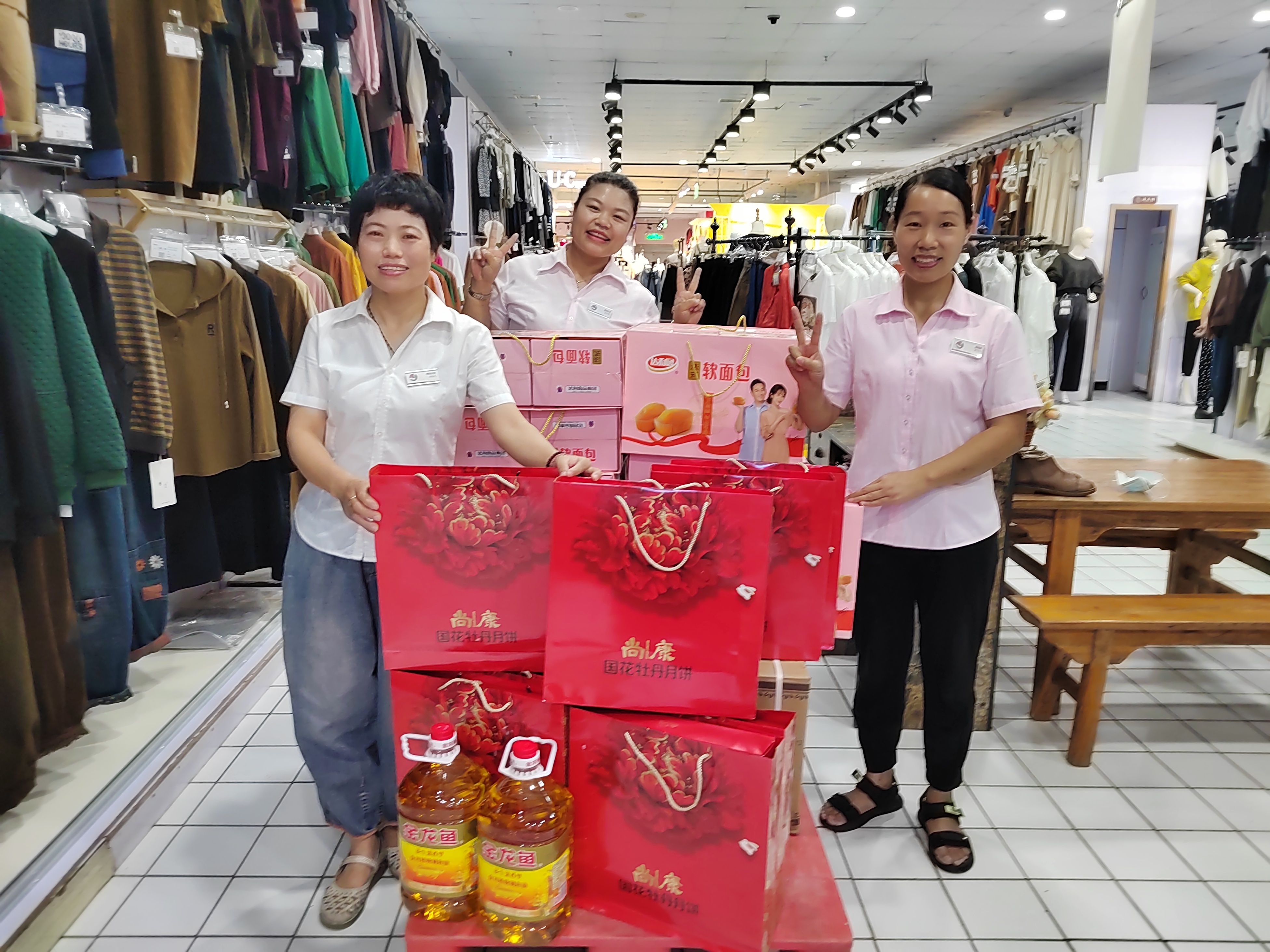 建業(yè)百貨爲員工(gōng)發放(fàng)中秋福利